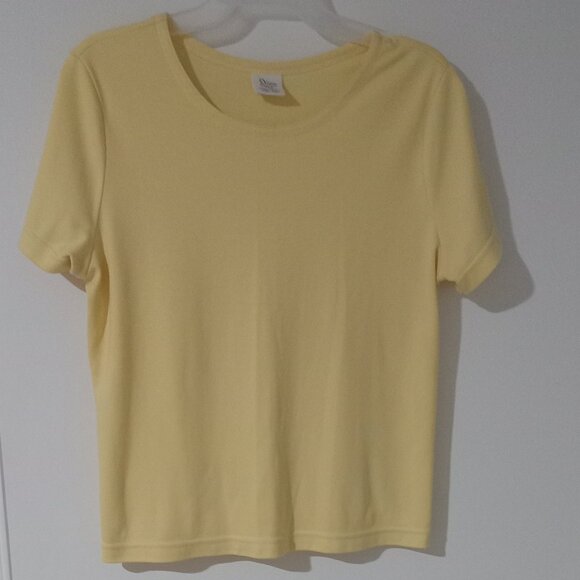 Hecho en made in Canada short sleeves T-shirt with round neck Medium 50% cotton. - Picture 2 of 5